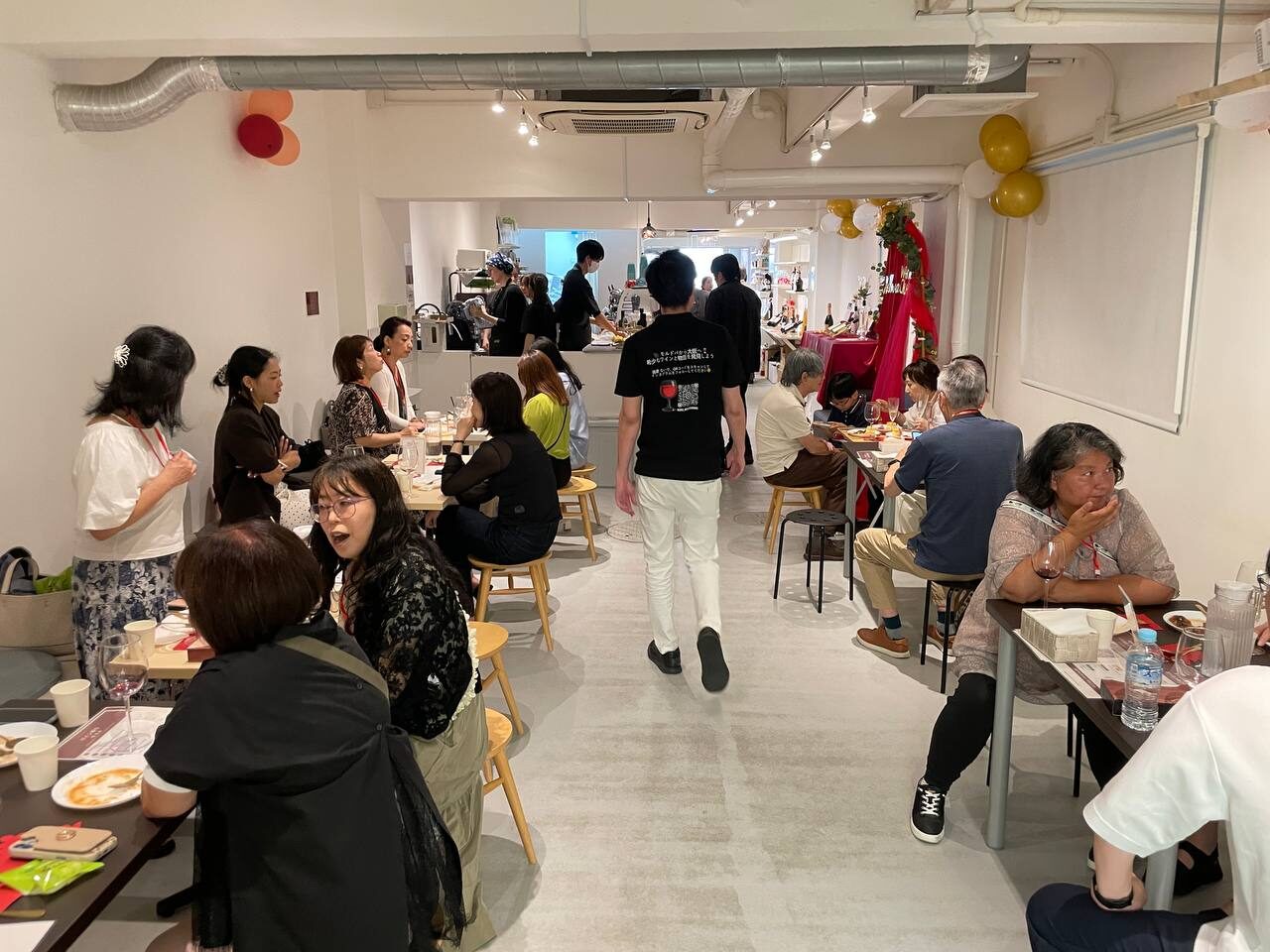参加者がテーブルでモルドバワインと料理を楽しむ様子