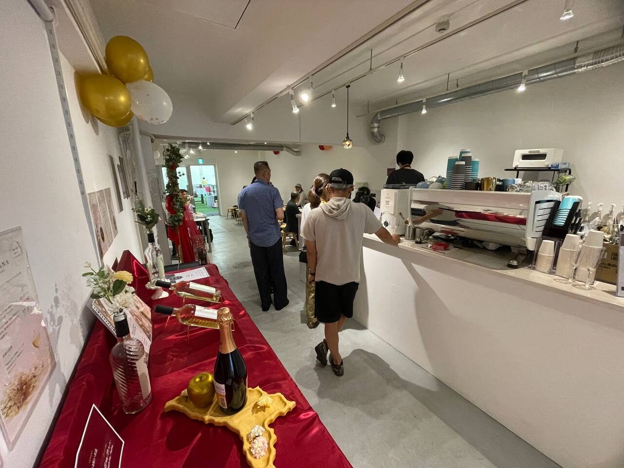 モルドバワインイベントの受付とワイン展示の様子
