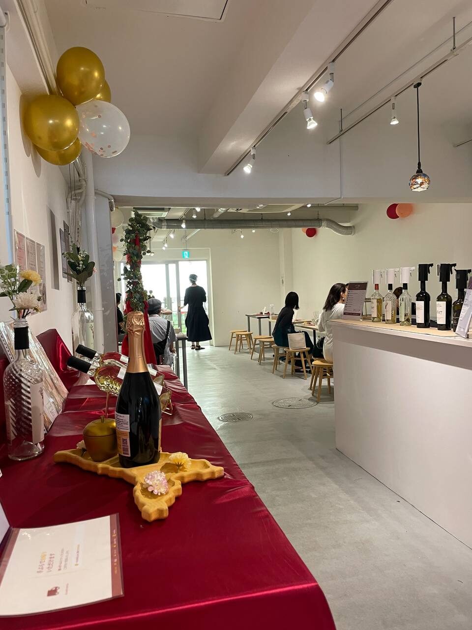 モルドバワインイベントのワイン展示と会場装飾