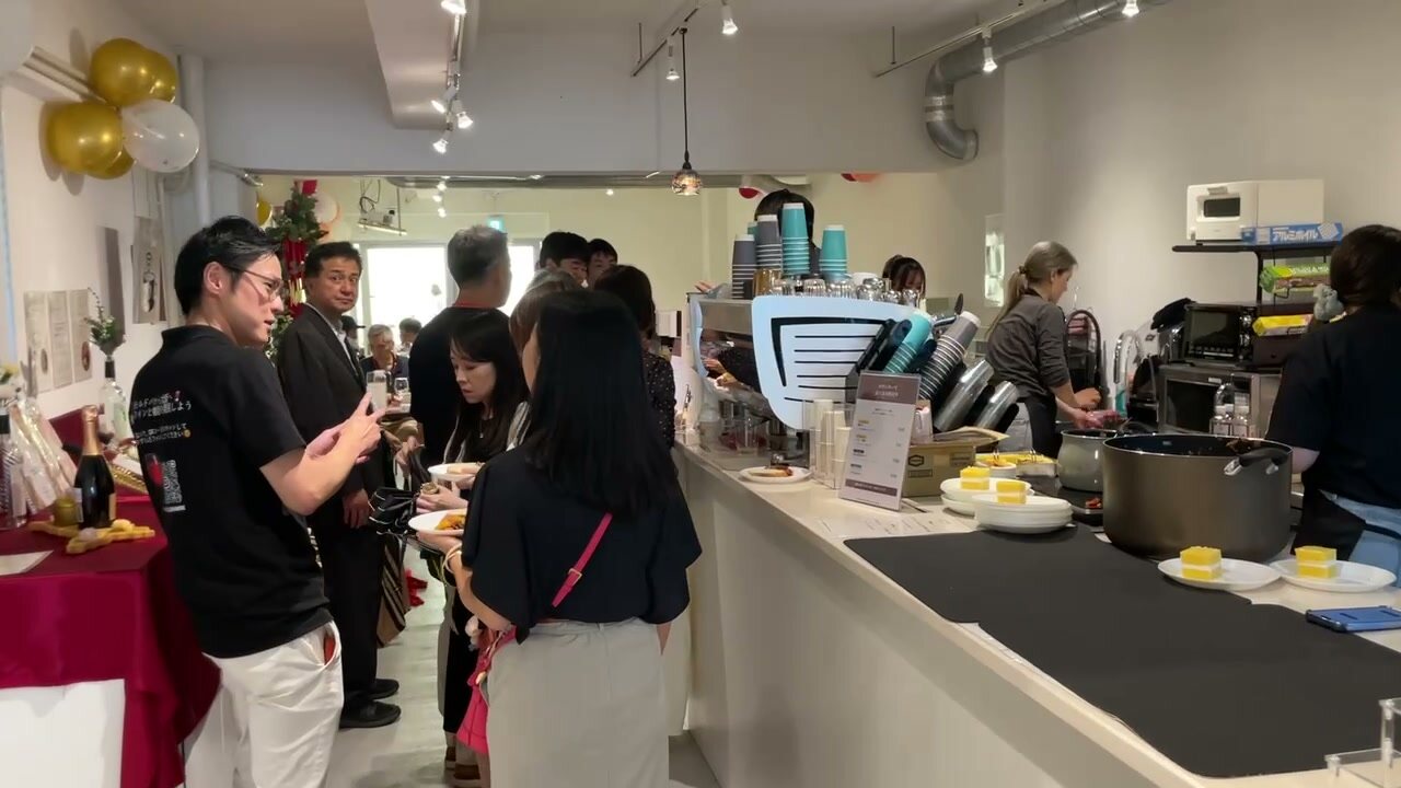 6月6日のモルドバワインイベントで来場者が集まりにぎわう会場風景