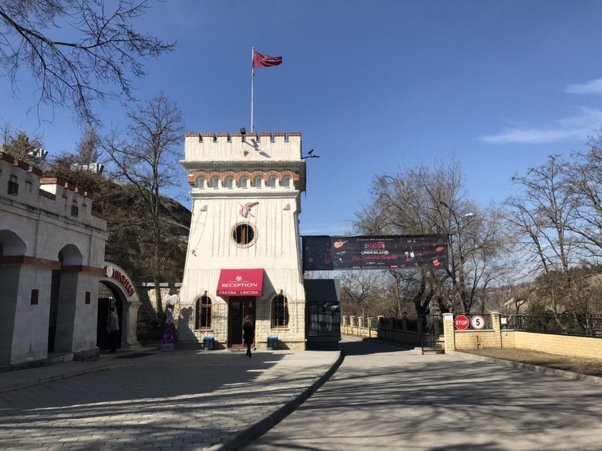 Cricovaワイナリーの城塔入口